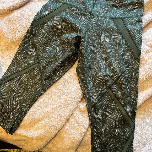 LuLulemon Capris - Picture 1 of 4